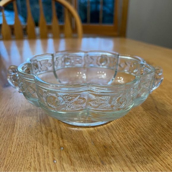 Vintage Jeannette Glass Aztec Rose pattern bowl. Clear, double handle, footed. - Picture 4 of 7